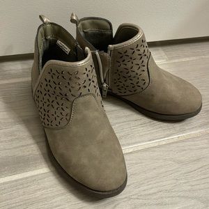 Girls boots oshkosh 1M for a 7-8 yr old